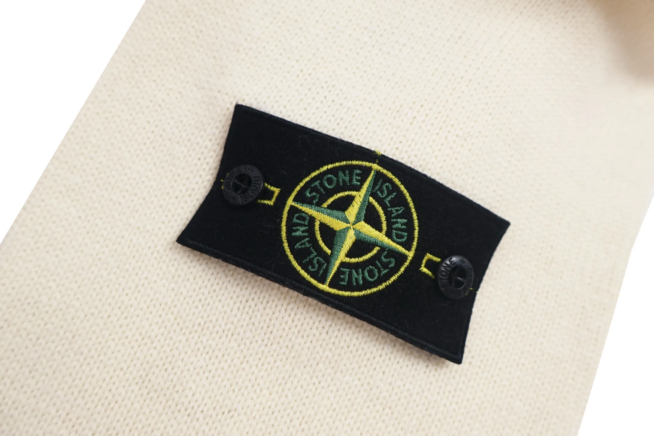 P680 Exclusive supply] Stone Island cardigan sweater (apricot color) The original version was purchased and developed by 3621. The fabric is woven with 100% sheep wool yarn. The overall comfort is more skin-friendly than the original version. The YB upper body is particularly tight. Based on the quality of the original wool yarn, we adjusted the overall feel and skin-friendly feel. They are both more comfortable and breathable than the ZP upper body. There is no difference between the stripes and the original version. And it can be achieved with full grade. Supports random detection of wool content. Guarantee that every item the customer gets is a high-quality one. Custom-made 100-yuan woolen access control hemming. After the factory hemming of the clothes and sweaters is completed, they still need to be sent to the woven factory for secondary processing. It is very laborious. Custom-made hardware buttons, Stone Island armbands, and zippers took 3 months to complete. The details are full. The overall wiring is straight and delicate, the fabric is comfortable and soft, and the color is consistent without color difference. It can be matched with the same style to create a fashionable look and control various occasions. Customized accessories, complete with three standards, the same style for men and women. Size:S-M-L